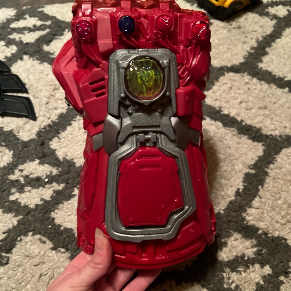 Marvel Endgame Gauntlet Fist Works